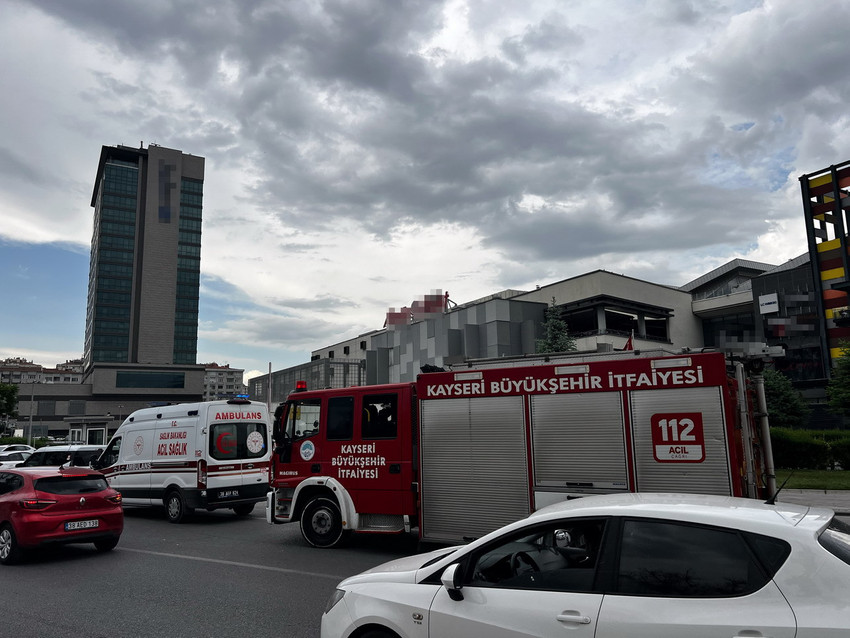 Kayseri'nin Melikgazi ilçesindeki bir AVM'de ankesörlü telefonla asılsız 'canlı bomba' ihbarı yapan 13 yaşındaki M.B.T., emniyet güçlerinin kamera incelemeleri sonucu yakalandı. İhbar üzerine AFAD, itfaiye ve polis ekiplerinin bölgede yaptığı detaylı aramalarda olumsuz bir duruma rastlanmadı.