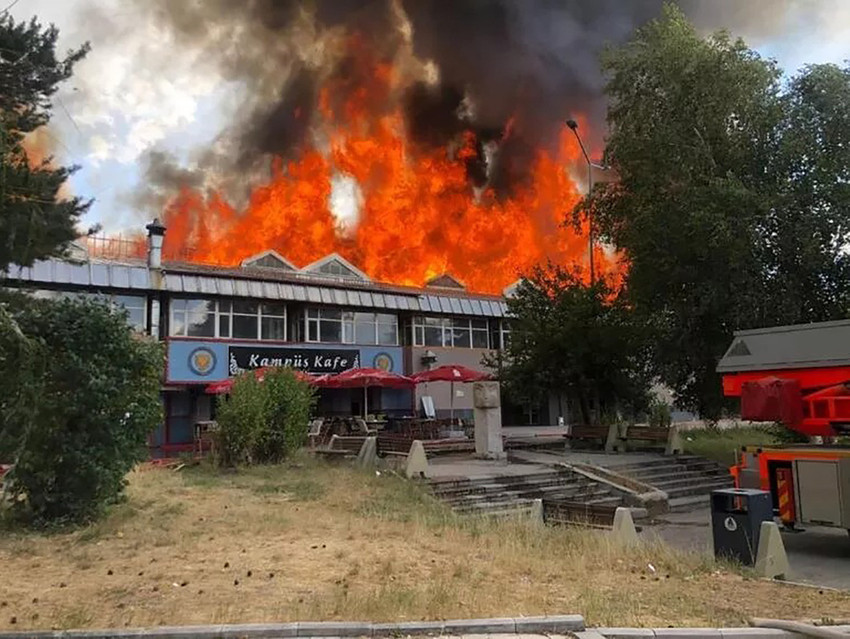 Atatürk Üniversitesi'nde büyük yangın - Resim : 1