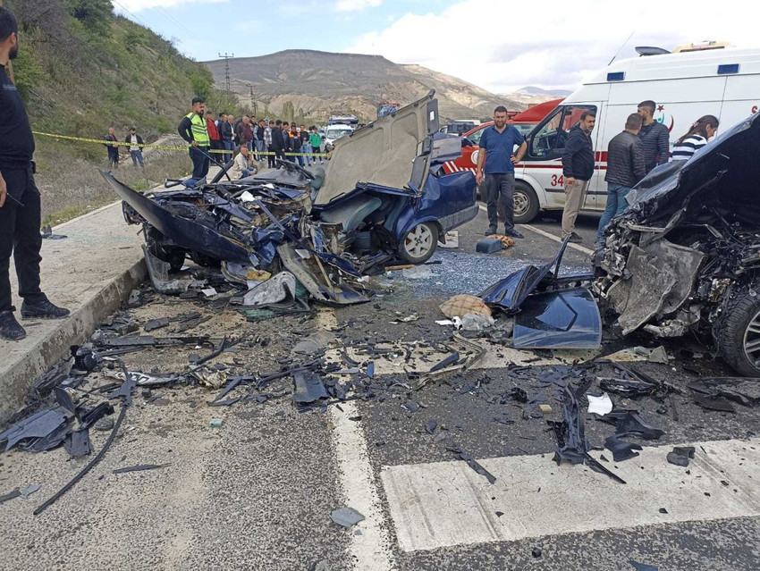 Malatya'da biri Tofaş diğeri BMW marka 2 otomobilin kafa kafaya çarpıştığı kazada 1'i sürücü olmak üzere 3 kişi hayatını kaybetti, 5 kişi de yaralandı.
