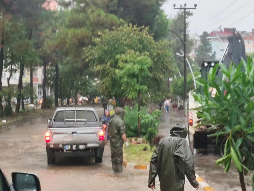 Giresun'da sağanak yağış: Cadde ve sokaklar suyla doldu - Resim : 3