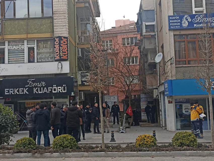 Ankara'da Birleşik Metal-İş Sendikası binasından silah sesleri yükseldi. Şube başkanı, tartıştığı şube sekreterini tabancayla öldürüp intihar girişiminde bulundu.