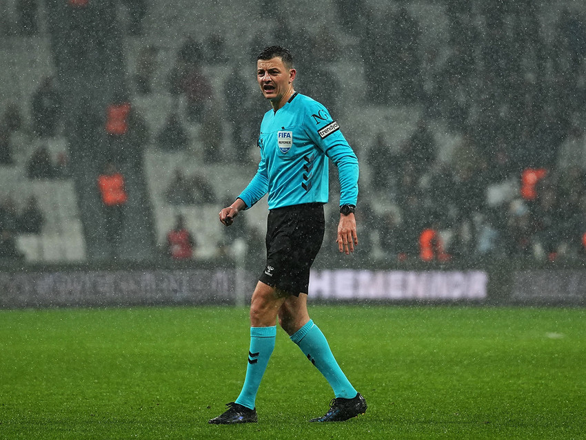 Trendyol S&uuml;per Lig'in 25. haftasında oynanacak m&uuml;sabakalarda g&ouml;rev yapacak hakemler belli oldu. Beşiktaş-Galatasaray derbisinde Ozan Erg&uuml;n d&uuml;d&uuml;k &ccedil;alacak.
