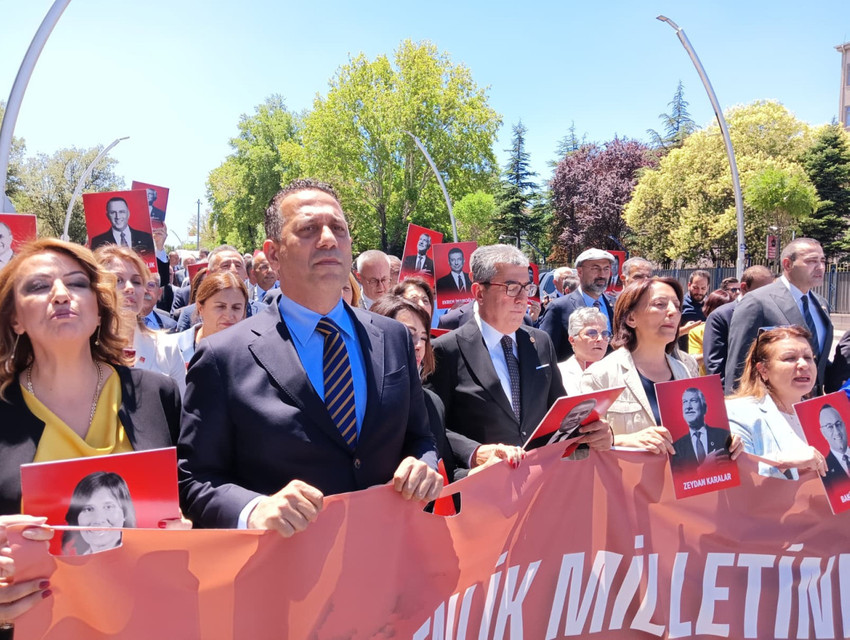 CHP Grup Başkanvekilleri Gökhan Günaydın, Ali Mahir Başarır ve CHP milletvekilleri, belediyelere yönelik operasyonlara tepki göstererek TBMM'den Adalet Bakanlığı'na yürüdü.
