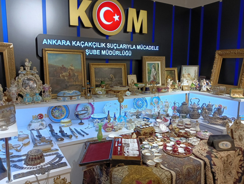 Ankara'da polis ekipleri tarafından bir TIR'da yapılan aramada, 18. ve 19. yüzyıldan kalma bin 120 adet antika eşya ele geçirildi. 