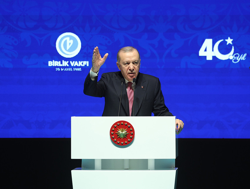 Cumhurbaşkanı ve AK Parti lideri Erdoğan Birlik Vakfı 40. Kuruluş Yıl D&ouml;n&uuml;m&uuml; Programı'nda yaptığı konuşmada LGBT yaklaşımı nedeniyle aile kurumunun zayıfladığını belirterek sanal bahis, kumar, uyuşturucuya dair m&uuml;cadele mesajları verdi. Konuşması sırasında muhalefet partilerini &ccedil;ok ağır ithamlarla su&ccedil;layan Erdoğan'a ayrıca "100 Yılın Devlet Başkanı" &ouml;d&uuml;l&uuml; de verildi.
