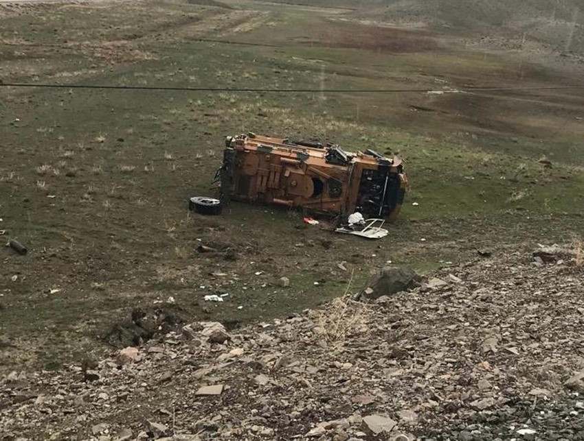 Van'da sürücüsünün kontrolünü kaybettiği askeri aracın devrilmesi sonucu 13 asker yaralandı. 