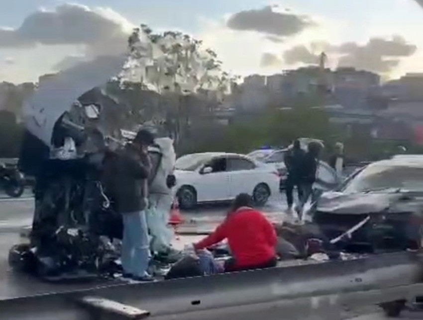 İstanbul TEM otoyolunda takla atan hafif ticari araç karşı şeride geçtiği ve 4 aracın karıştığı trafik kazasında 2 kişi hayatını kaybetti, 4 kişi de yaralandı. Korkunç kaza saniye saniye kameralara yansıdı. 