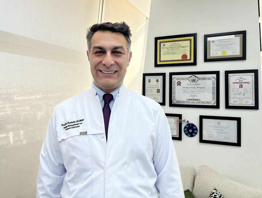Kadın Hastalıkları ve Doğum Uzmanı Prof. Dr. Mustafa Ulubay, Türkiye'de yaklaşık 9 milyon kişinin HPV pozitif olduğunun tahmin edildiğini söyledi. Ulubay, ''Özellikle kadınlarda 14 yaşından itibaren HPV aşılarının yapılması oldukça önemli. Herhangi bir üst yaş sınırı bulunmuyor. 70-80 yaşına kadar HPV aşısı yapılabilir'' dedi.