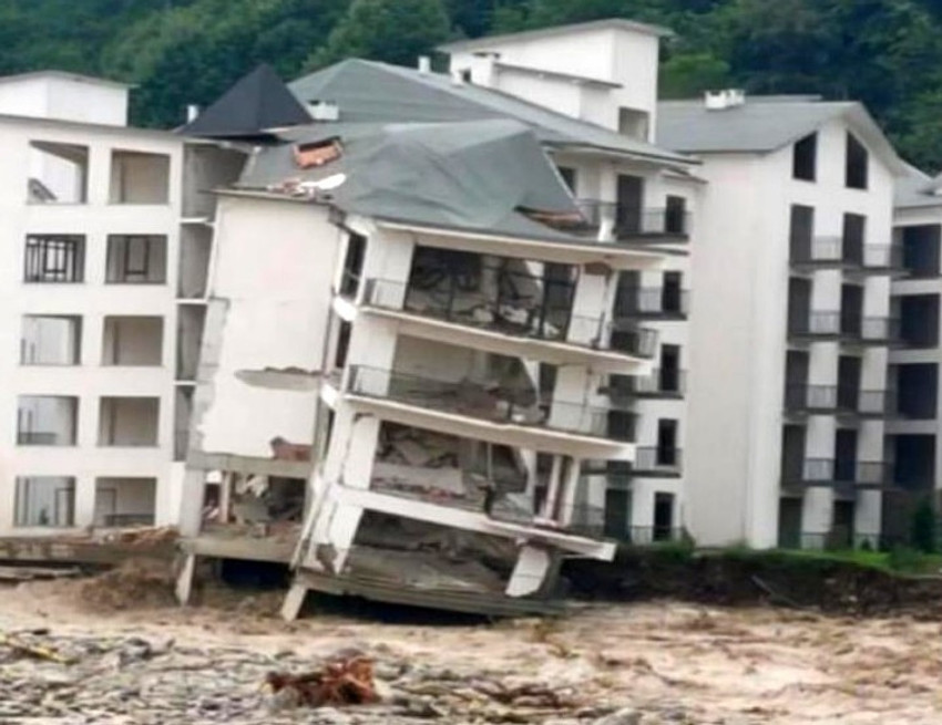 Sel afetinde yıkılan bir bina