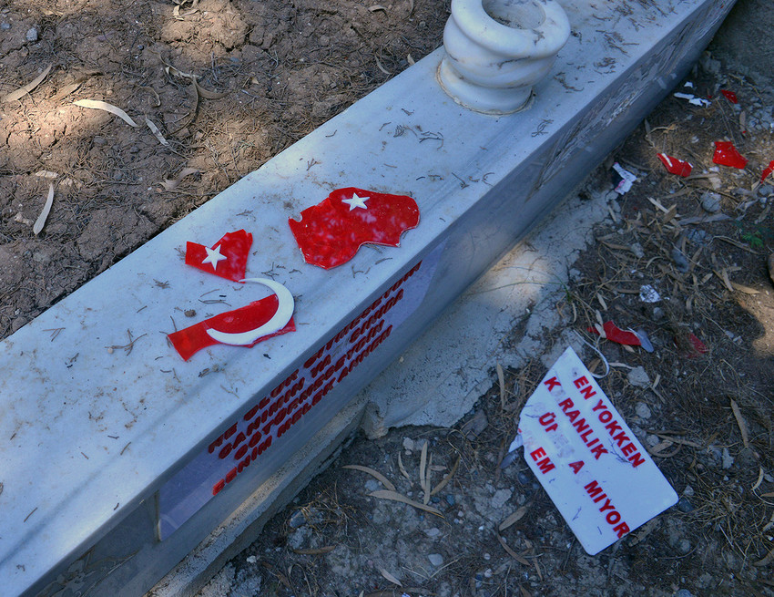 Adana'da mezarlığa alçak saldırı - Resim : 1