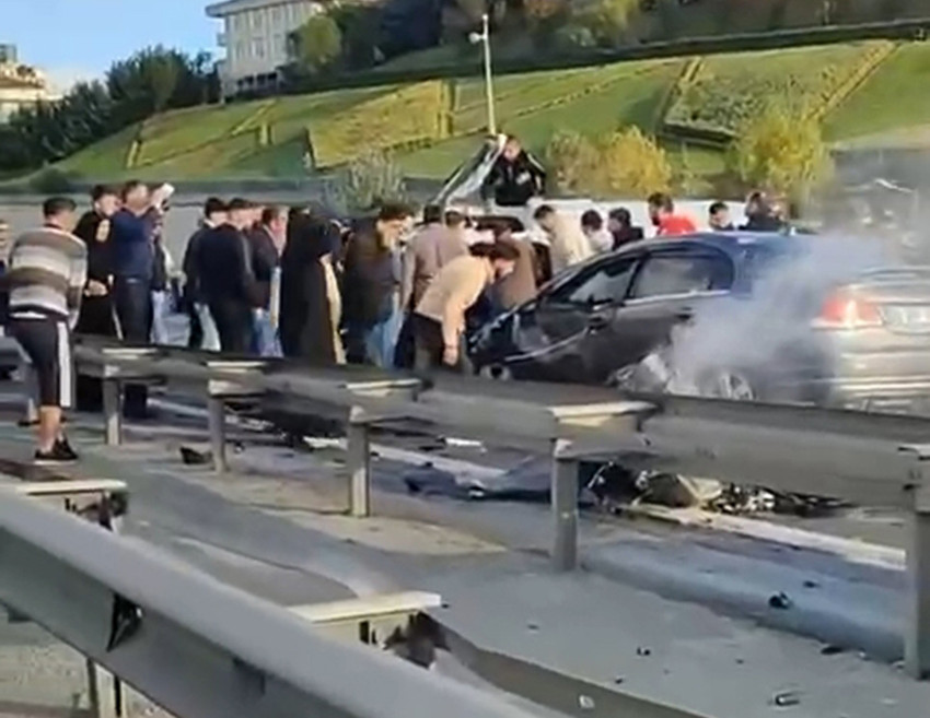 İstanbul TEM otoyolunda takla atan hafif ticari araç karşı şeride geçtiği ve 4 aracın karıştığı trafik kazasında 2 kişi hayatını kaybetti, 4 kişi de yaralandı. Korkunç kaza saniye saniye kameralara yansıdı. 