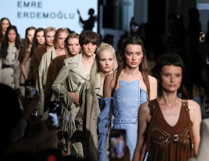 K&uuml;resel moda t&uuml;ketiminin ağırlık merkezi hızla gelişmekte olan &uuml;lkelere kayıyor. BRICS&rsquo;in y&uuml;kselişi, sekt&ouml;r&uuml;n b&uuml;y&uuml;me dinamiklerini ve k&uuml;resel etki alanını yeniden tanımlıyor. Yerel markaların g&uuml;&ccedil; kazanması, Moskova Moda Haftası ve BRICS+ Moda Zirvesi gibi platformları k&uuml;resel moda i&ccedil;in stratejik buluşma noktalarına d&ouml;n&uuml;şt&uuml;r&uuml;yor.