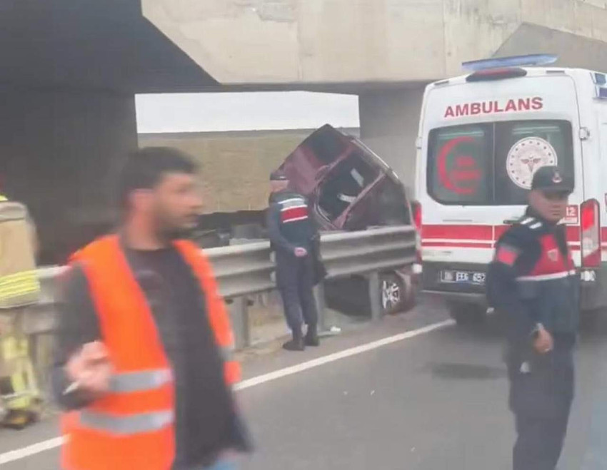 Başkent Ankara'da hızlı tren köprüsünün ayağına çarpan bir araçta bulunan 3 kişi hayatını kaybetti.