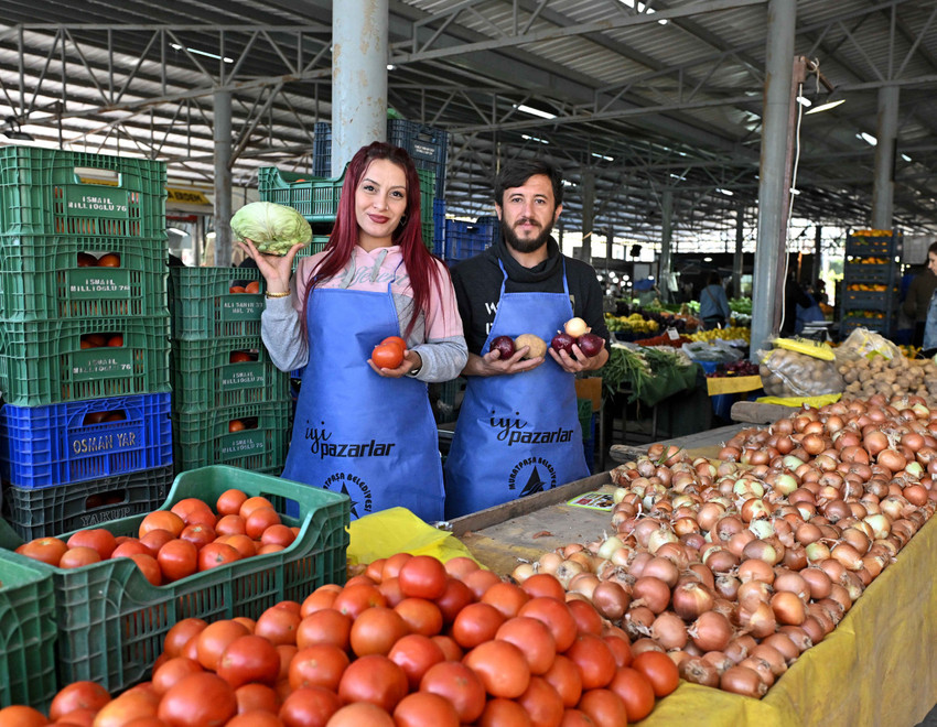 Antalya’da Muratpaşa Belediyesi, pazar yerlerine yönelik geliştirdiği örnek uygulamalarla hem esnafın hem de vatandaşın haklarını koruyarak kentin ekonomisine katkı sağlıyor. Muratpaşa’daki toplam 29 pazar yerinde, eşit standartların sağlanması adına üniforma, iş kıyafeti, mal ve hijyen koşulları gibi düzenlemeler getiriliyor. Böylece pazar yerlerinde alışverişin daha cazip hale gelmesi hedefleniyor.