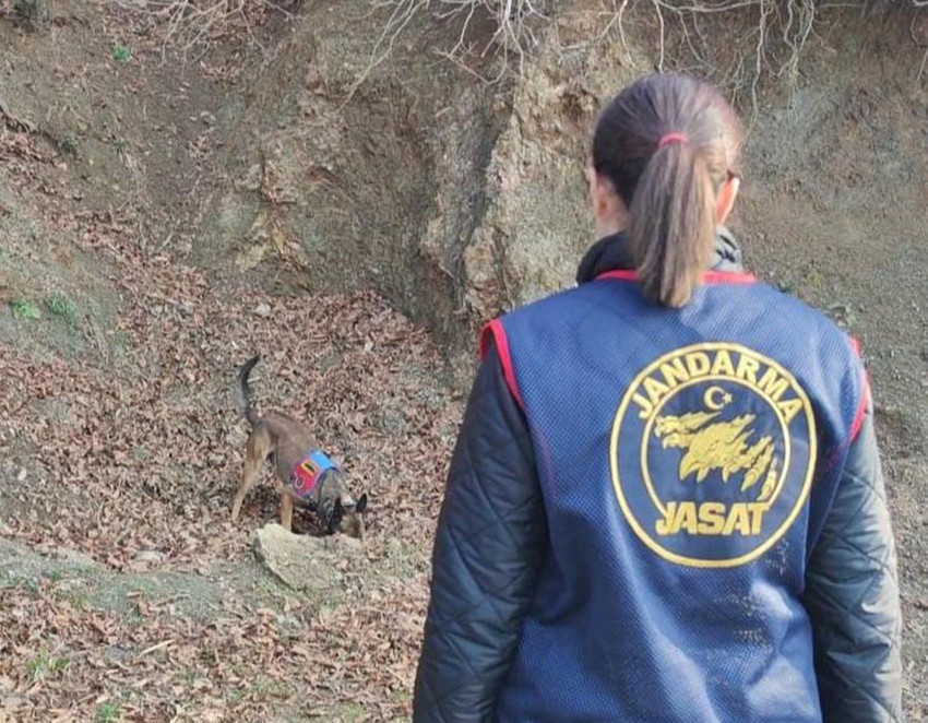 Hatay'da bir cani, dini nikah ile birlikte yaşadığı hamile kadını ve 2 çocuğunu korkunç bir şekilde öldürdü. Caninin hamile kadını öldürmeden önce ağaca bağlayarak çocuklarının ölümünü izlettiği ortaya çıktı.