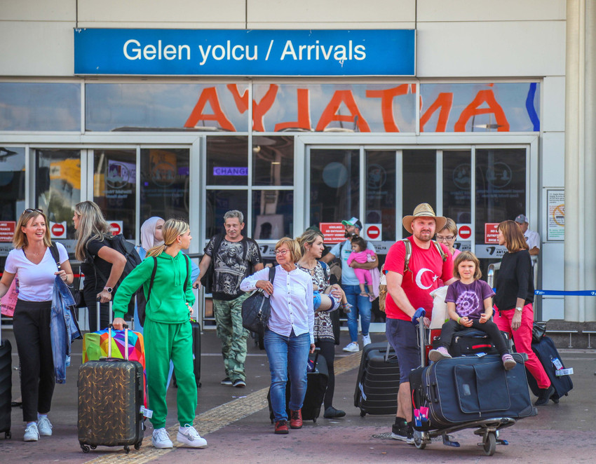 Kültür ve Turizm Bakanlığı, Antalya'da tüm zamanların ziyaretçi rekoru kırıldığını açıkladı, 2024 yılında kente gelen toplam ziyaretçi sayısı 17 milyon 278 bin 103 oldu.