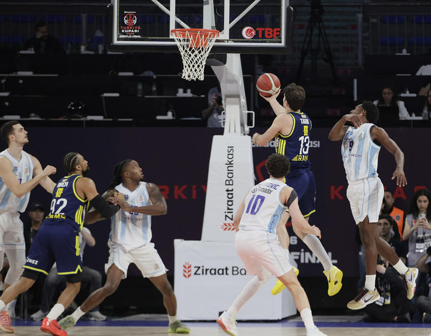 Basketbol Erkekler T&uuml;rkiye Kupası yarı final m&uuml;cadelesinde Fenerbah&ccedil;e Beko, T&uuml;rk Telekom'u 86-78 mağlup ederek finale &ccedil;ıktı ve Beşiktaş GAİN'in rakibi oldu.