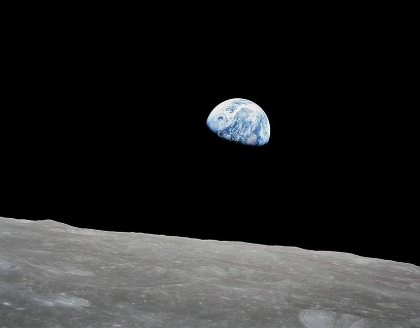 Ay'a giden ilk astronotların arasında yer alan William Anders uçak kazasında hayatını kaybetti. Anders Dünyanın Doğuşu adı verilen ve Ay'dan Dünya'nın gözüktüğü fotoğrafı çeken isimdi.