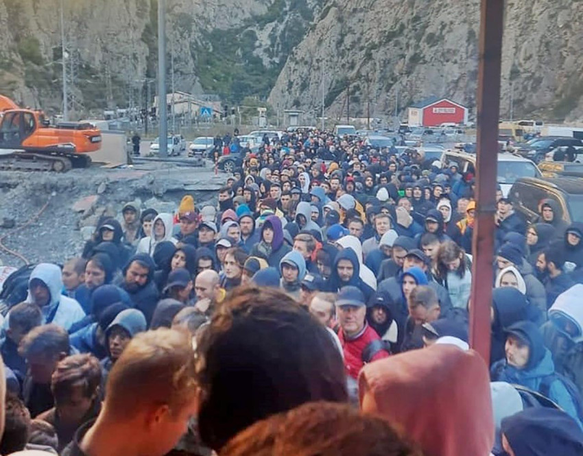 Rusya-Gürcistan sınırında ''kaçış'' kuyruğu! Binlerce kişi ülkeyi terk etti - Resim : 1