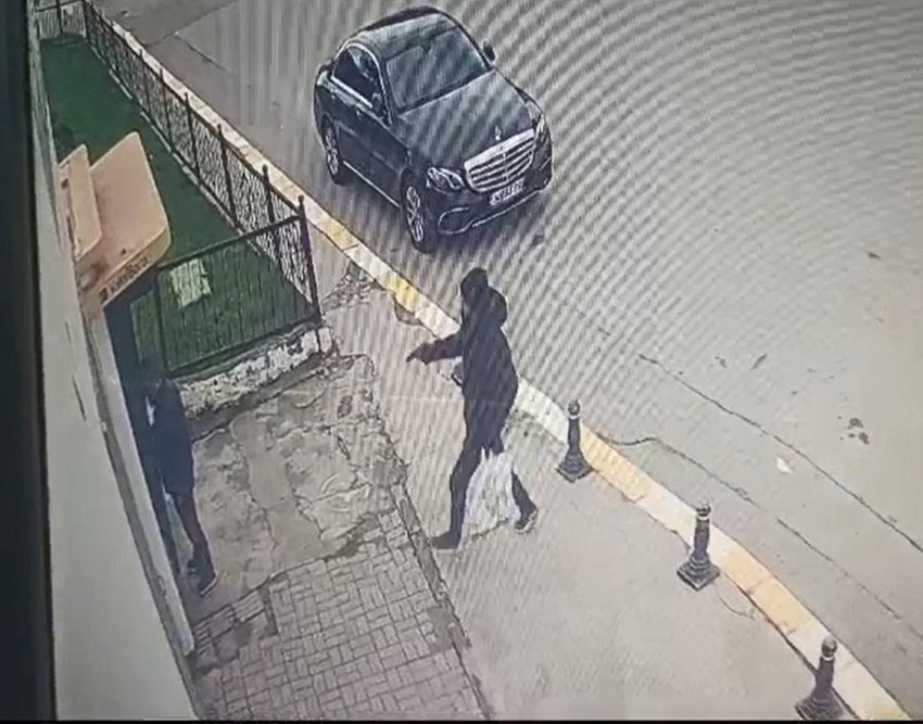 İstanbul Pendik'te bir iş insanı ATM'den para çekerken uğradığı silahla saldırı sonucu hayatını kaybetti. Kanlı saldırı saniye saniye güvenlik kameralarına yansırken katil zanlısı Samsun'da yakalandı. 