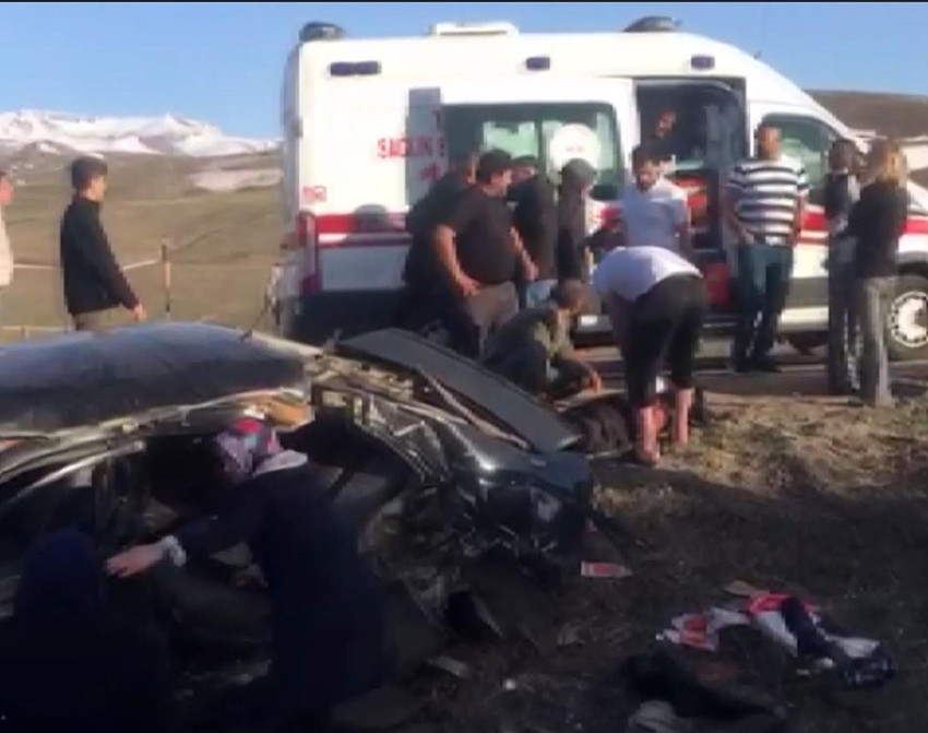 Erzurum - Artvin karayolu Güzelyayla geçidinde kamyonet ile otomobilin çarpıştığı kazada 5 yaşındaki çocuk hayatını kaybetti, 6 kişi yaralandı.