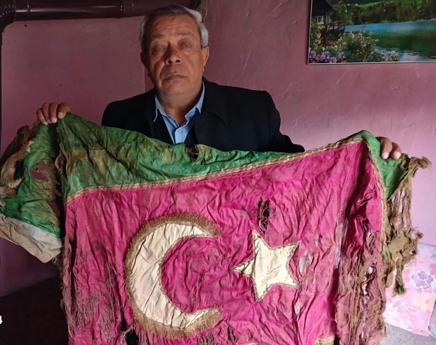 Manisa'nın Ahmet ilçesinde Kurtuluş Savaşı'ndan kaldığı düşünülen ve üzerinde şehit kanı bulunan Türk bayrağı ortaya çıktı.