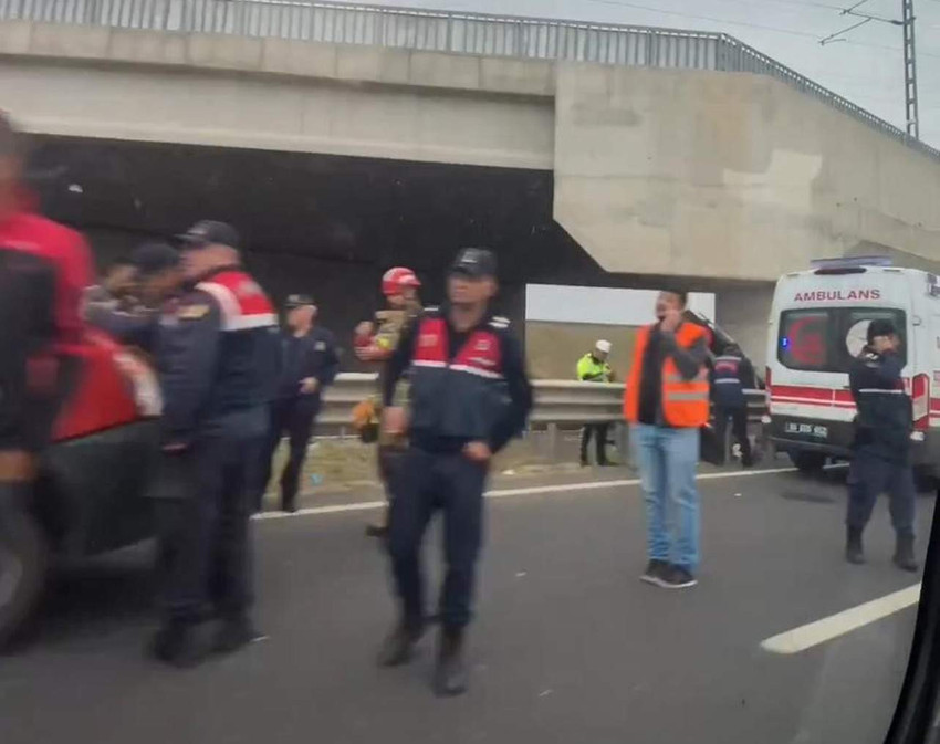 Başkent Ankara'da hızlı tren köprüsünün ayağına çarpan bir araçta bulunan 3 kişi hayatını kaybetti.