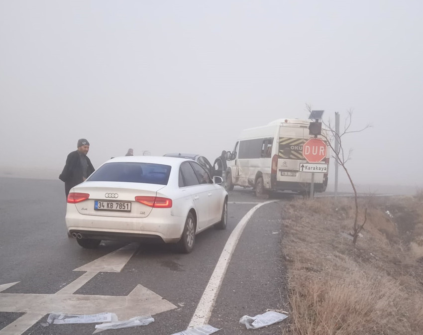 Kayseri'nin Bünyan ilçesinde öğrenci servis minibüsü ile otomobilin çarpıştığı kazada 5'i öğrenci, 10 kişi yaralandı. 