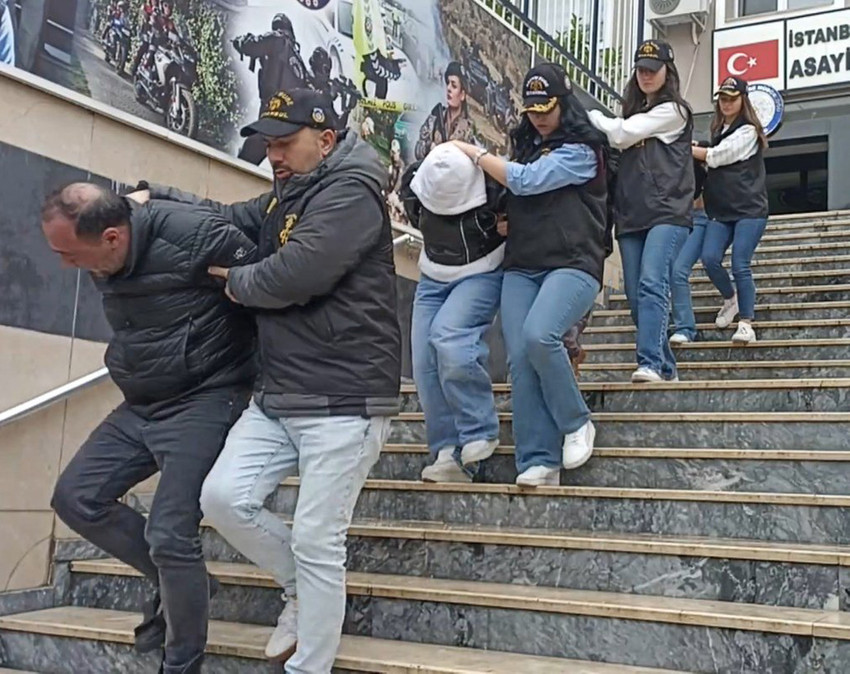 İstanbul'da internet sitesi üzerinden organize bir şekilde para karşılığı fuhuş yaptırdığı tespit edilen 8 kişi gözaltına alınırken şüphelilerden 6'sı tutuklandı, 2 yabancı uyruklu kadın ise sınır dışı edildi.