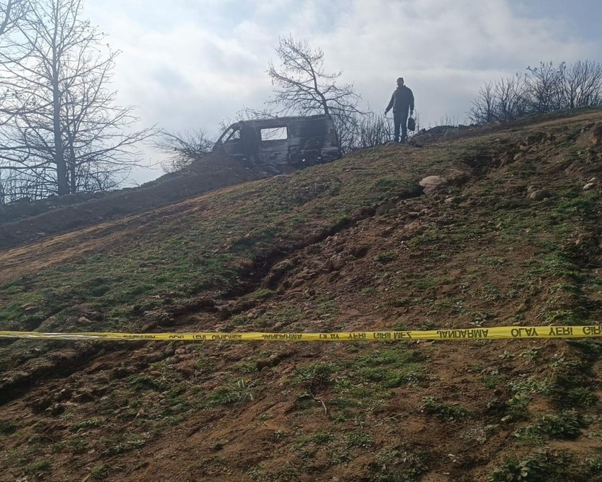 İzmir'in &Ouml;demiş il&ccedil;esinde, iki g&uuml;n boyunca kayıp olarak aranan 33 yaşındaki m&uuml;teahhit Burak O., ormanlık alanda aracının i&ccedil;ersinde yanmış halde &ouml;l&uuml; bulundu. Acılı ailesi, olayın kaza veya intihar olmadığını &ouml;ne s&uuml;rd&uuml;.