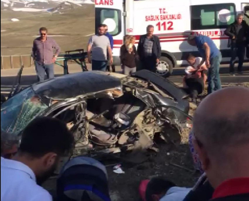 Erzurum - Artvin karayolu Güzelyayla geçidinde kamyonet ile otomobilin çarpıştığı kazada 5 yaşındaki çocuk hayatını kaybetti, 6 kişi yaralandı.