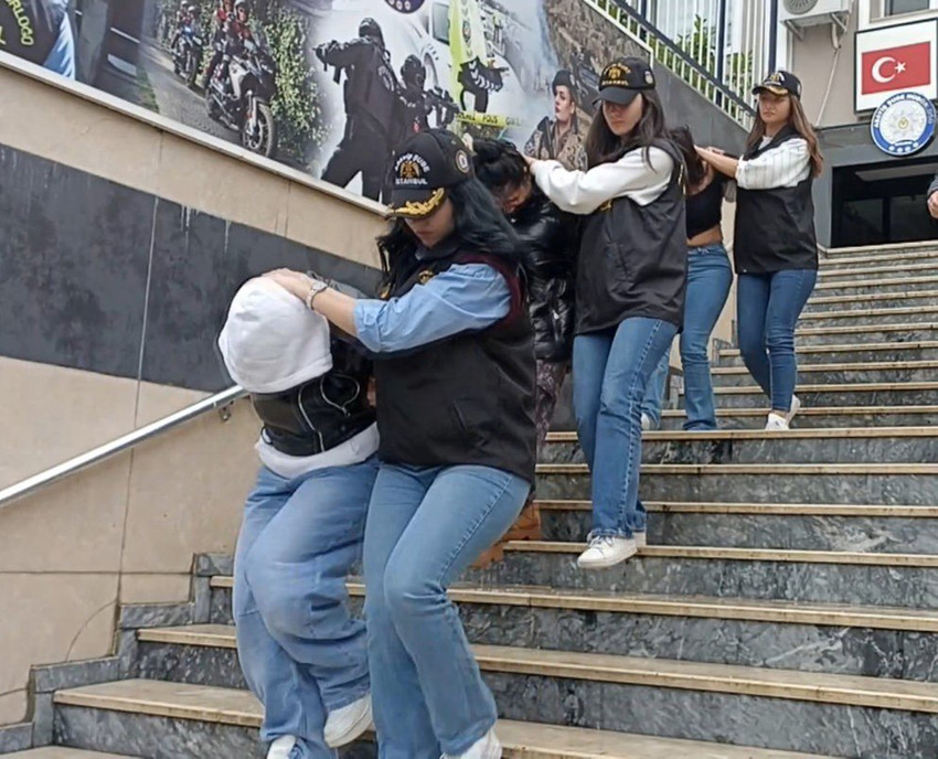 İstanbul'da internet sitesi üzerinden organize bir şekilde para karşılığı fuhuş yaptırdığı tespit edilen 8 kişi gözaltına alınırken şüphelilerden 6'sı tutuklandı, 2 yabancı uyruklu kadın ise sınır dışı edildi.