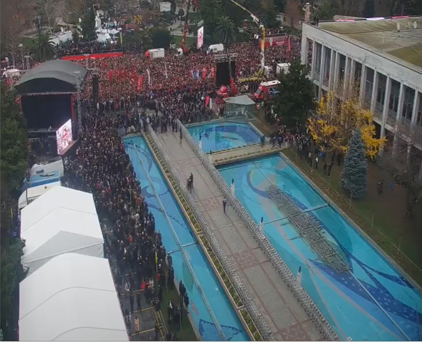 Binlerce İstanbullu Saraçhane'ye akın etti: İmamoğlu'ndan tarihi konuşma! - Resim : 1