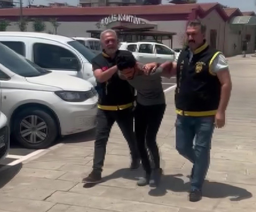 Adana'da bisikletiyle yaklaştığı bir kadının kolyesini çalmaya çalışan kapkaççının sonu feci oldu. Genç kadın kapkaççıyı döve döve kovaladı.