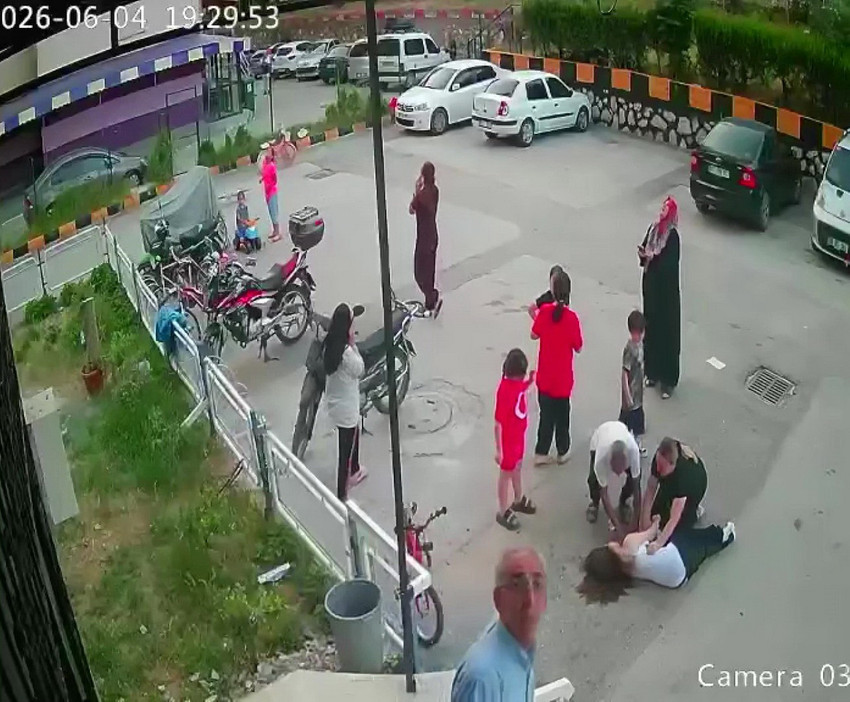 Adana'nın Yüreğir ilçesinde, 14 yaşındaki E.D.K.'nın apartmanın 12. katından düşerek ağır yaralandığı asayiş olayının güvenlik kamerası görüntüleri ortaya çıktı. Şans eseri binanın girişindeki sundurmaya çarparak hızını kaybeden genç kızın Adana Şehir Eğitim ve Araştırma Hastanesi'ndeki tedavisi sürüyor.
