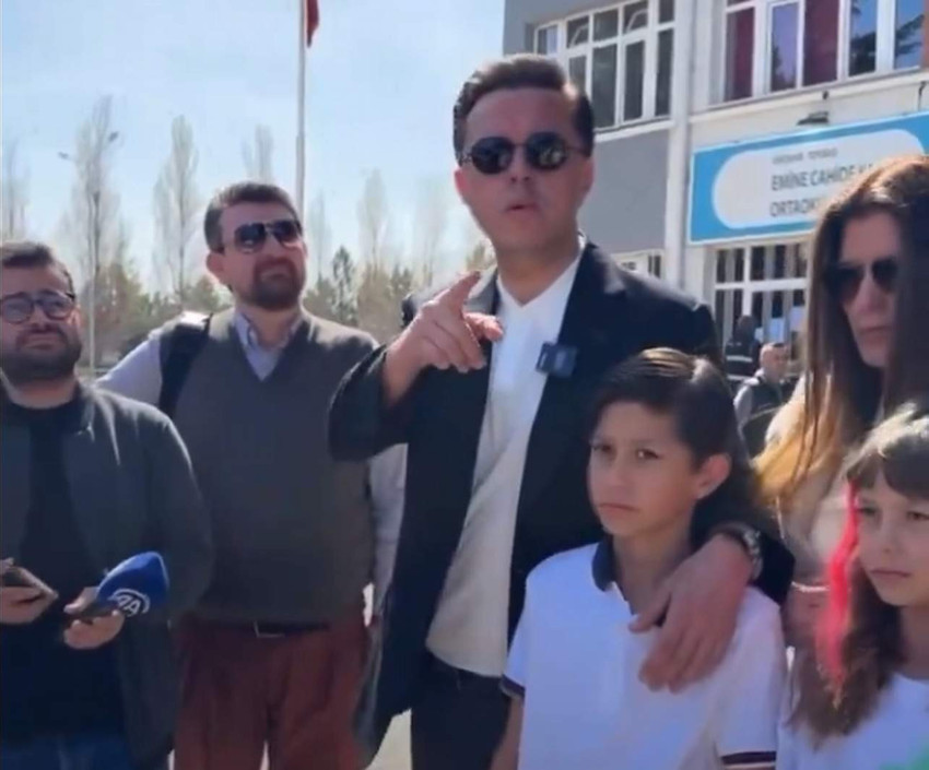 AK Parti'nin Eskişehir adayı Nebi Hatipoğlu, oy kullanmak için geldiği okulda Es TV’nin açıklamasını çekmesini istemeyerek gazetecileri azarladı.