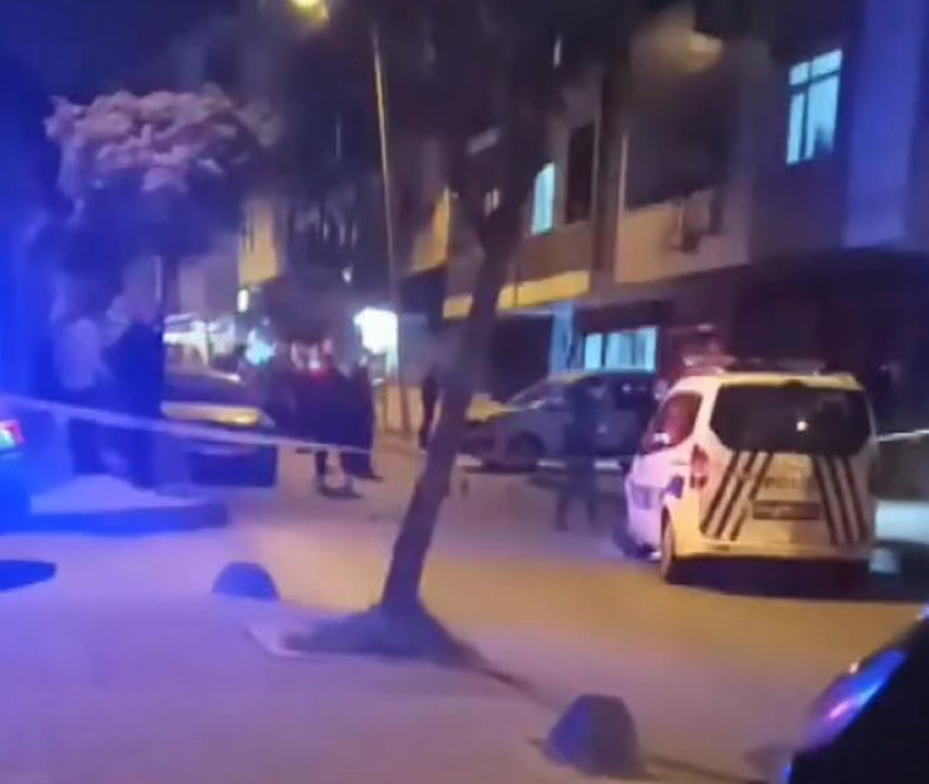 İstanbul Küçükçekmece'de motosikletli 2 şüpheli iş yerine silahlı saldırı düzenledi. İş yerine 13 kurşun isabet ederken olayla ilgili soruşturma başlatıldı.