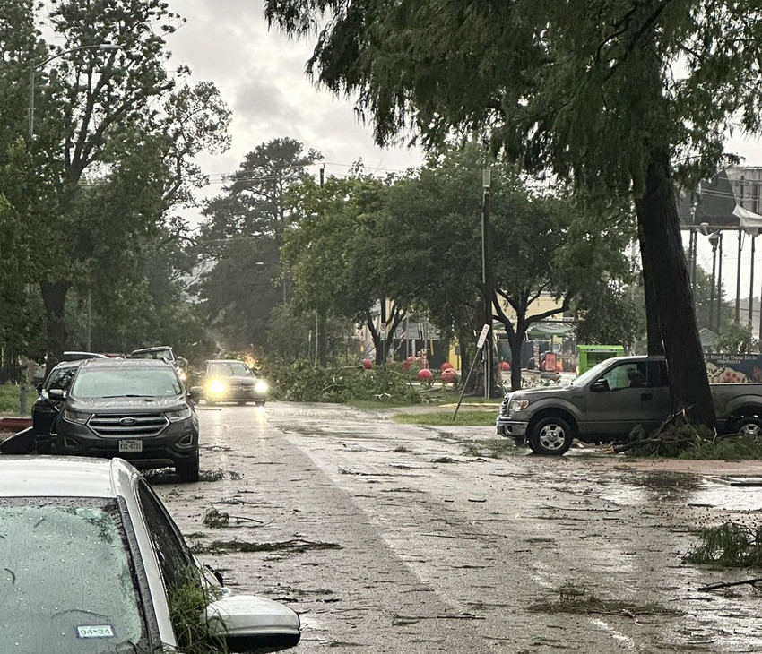 ABD’nin Texas eyaletinde etkili olan hortum nedeniyle 4 kişi hayatını kaybetti, 800 binden fazla ev elektriksiz kaldı.