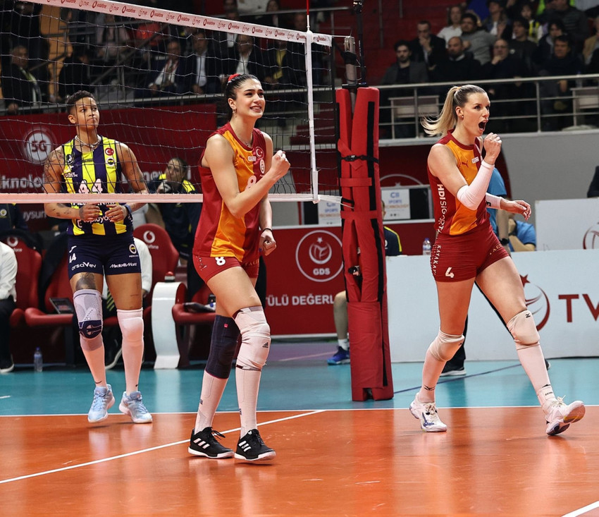 Sultanlar Ligi play-off 1-4 turu ikinci maçında Fenerbahçe Medicana, Galatasaray Daikin'i 3-1 mağlup etti.