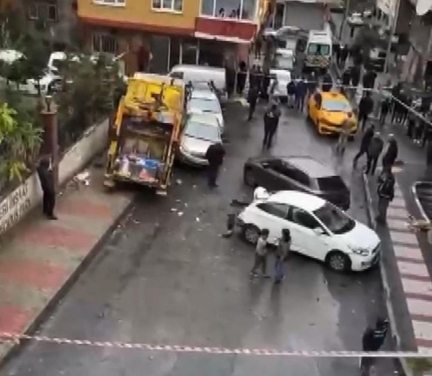 İstanbul Bağcılar'da freni boşalan çöp kamyonu çok sayıda otomobile çarparak durabildi. Kazada kamyon şoförü yaralandı. 