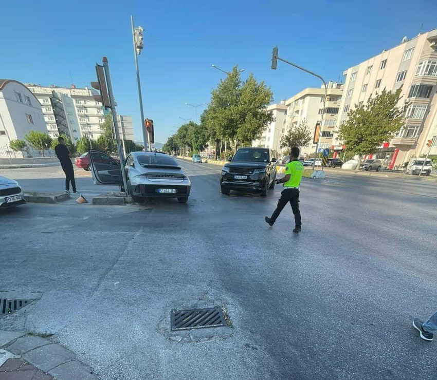 Çanakkale'de, CHP İstanbul Milletvekili Gamze Akkuş İlgezdi'nin bulunduğu otomobil, başka bir otomobil ile çarpıştı, İlgezdi'nin kazayı hafif sıyrıklarla atlattığı öğrenildi.