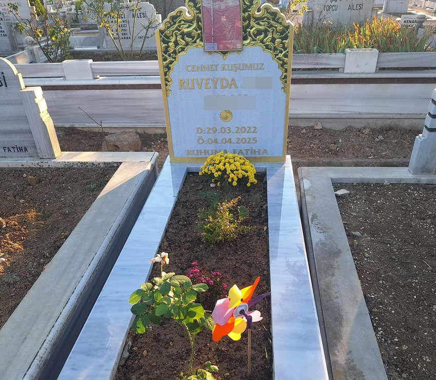 İstanbul'da 3 yaşındaki R&uuml;veyda bebek "alerji" tanısıyıla "48 saat sonra iyileşecek" denilerek taburcu edildiği &ouml;zel hastaneden ayrıldıktan sadece 3 saat sonra yaşamını yitirdi...