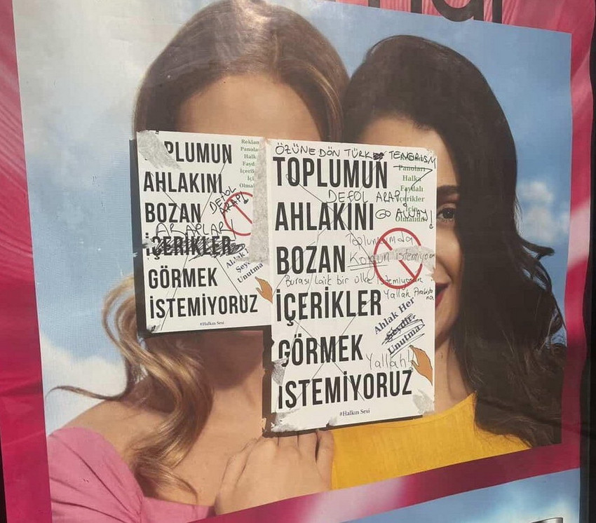 İstanbul'da bir kozmetik markasının gülümseyen bir kadın fotoğrafının yer aldığı reklam afişleri gericilerin saldırısına uğradı. Reklam afişinin üzerine 