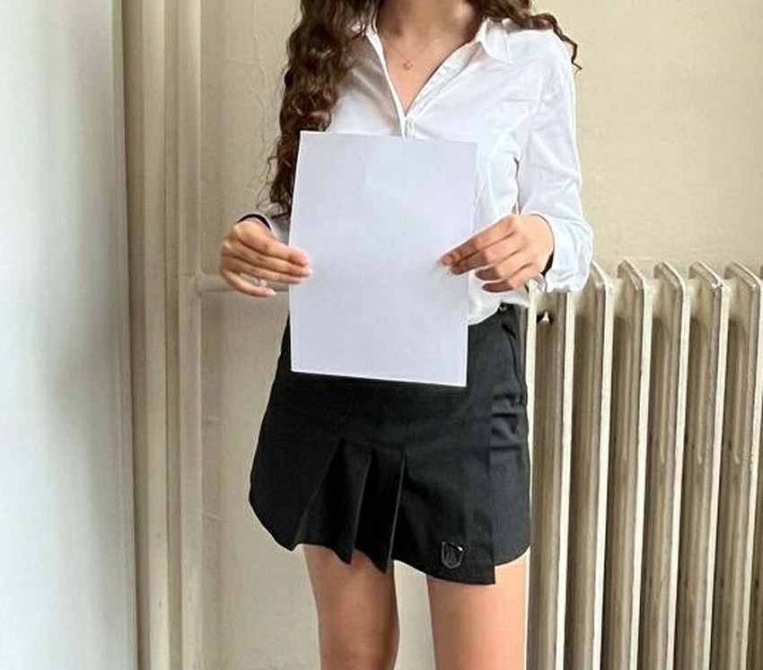 Son günlerde sosyal medyada özellikle genç kızların ellerine aldıkları A4 kağıtlarla yaptıkları paylaşımlar dikkat çekerken, uzmanlar sosyal medyadaki bu yeni "zayıflık akımı" için aileleri uyardı.