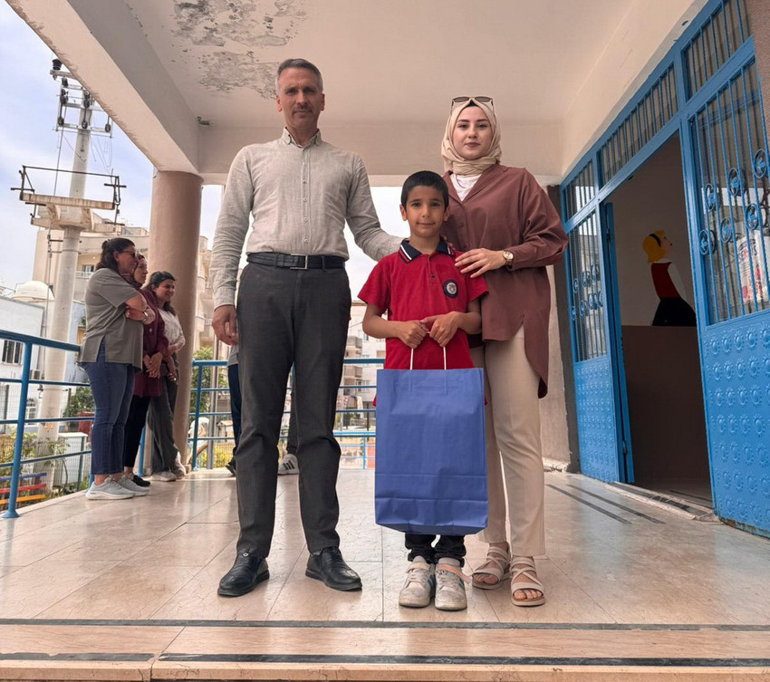 Şırnak’ın Cizre ilçesinde, okul dışında olduğu sırada duyduğu İstiklal Marşı'na tek başına hazır ola geçerek eşlik eden 2. sınıf öğrencisi Emre Özer, Türkiye’nin gündemine oturdu. Tesadüfen bir öğretmen tarafından kaydedilen o görüntüler sonrası, minik Emre’nin bu anlamlı davranışı ödüllendirildi.