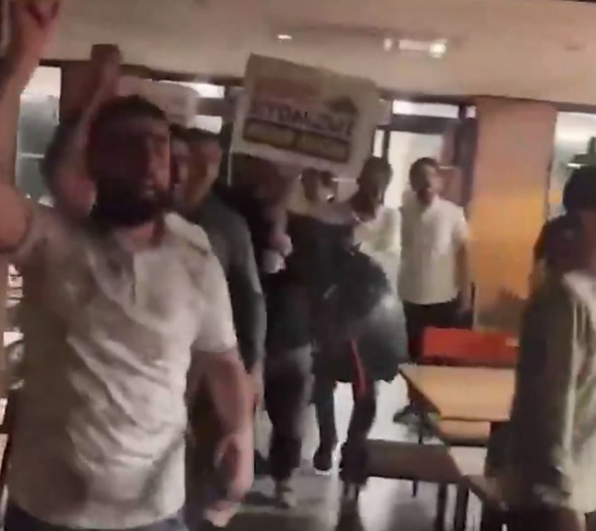 Diyarbakır İsrail'i protesto eden bir grup, tekbir getirip, "cenk, cihat, şehadet" sloganları atarak bir Burger King bir de Starbucks şubesini bastı. Sosyal medyada yayınlanan görüntülere tepki yağdı.