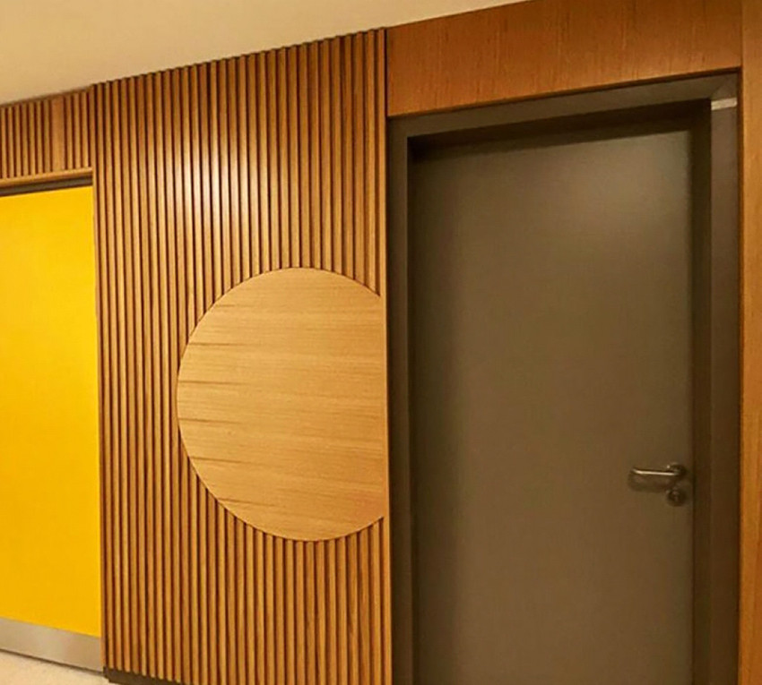 Sesin kalitesi, yalnızca kullanılan ekipmanla değil; doğru akustik tasarım ve yalıtım sistemleriyle belirlenir. Bir stüdyoda ya da profesyonel kayıt ortamında net, dengeli ve yankısız bir ses elde etmek için yapısal planlama en az mikrofon kadar önemlidir. 