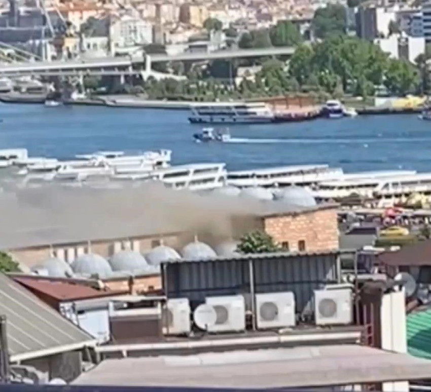 İstanbul Eminönü'ndeki tarihi Mısır Çarşısı'nda yangın çıktı. Olay yerine itfaiye ekibi sevk edildi.