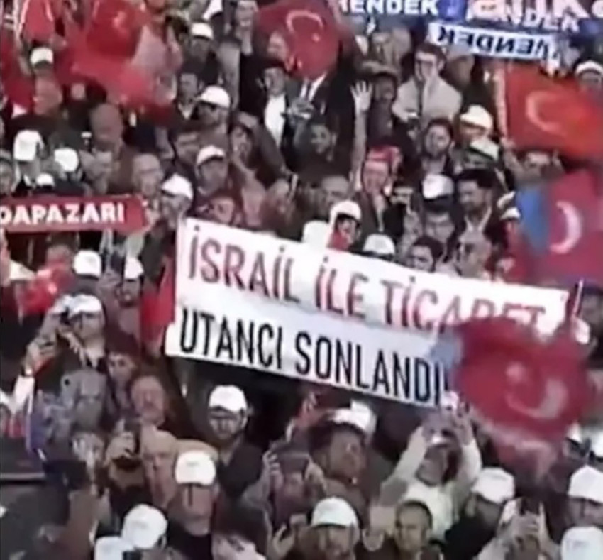 Cumhurbaşkanı Erdoğan'ın Sakarya mitinginde açılan ''İsrail ile ticaret utancı sonlandırılsın'' yazılı pankart apar topar kaldırıldı.