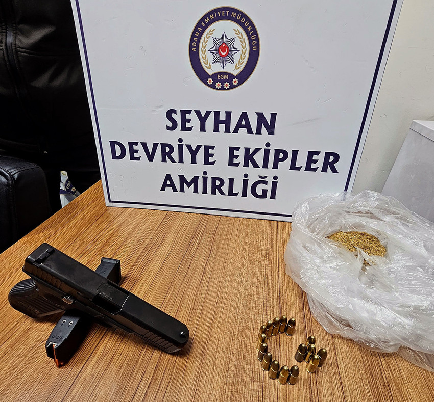 Adana'da polisin uygulamasından kaçıp, kovalamaca sonucu yakalanan kamyonetteki Seyhan Belediyesi Temizlik İşleri Müdürü S.Ş. (45), ekiplere silah çekip ''Siz kimsiniz? Sizi geberteceğim'' diyerek tehdit etti. 3 kişi gözaltına alınırken, araçta 28 gram bonzai ele geçirildi.